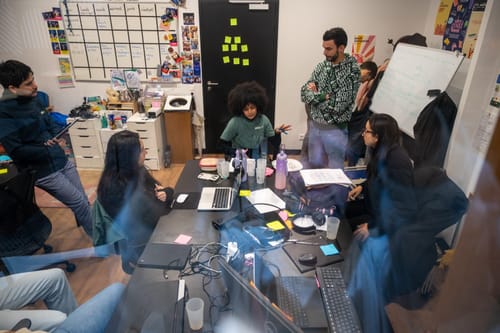 Une équipe en plein brainstorm autour des post-it