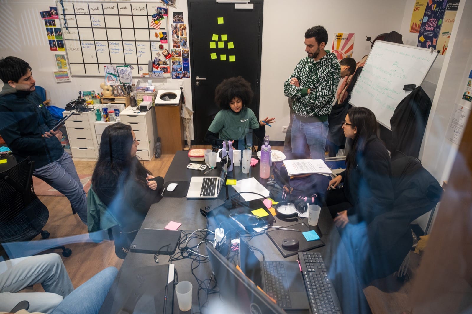 Une équipe en plein brainstorm autour des post-it