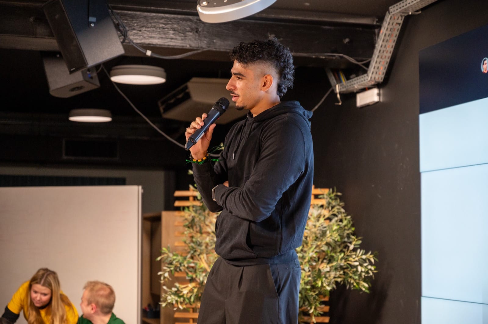 Un participant pitche sur scène